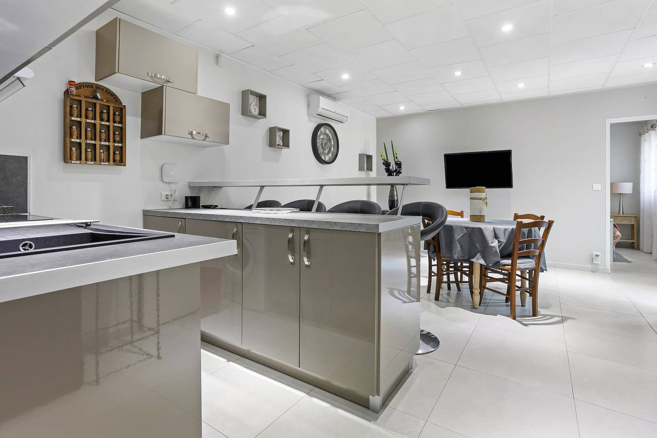 Appartement entier, Appartement 'Au Soleil d'Azur' avec terrasse privée, Wi-Fi et climatisation in Saint-Aygulf, Fréjus
