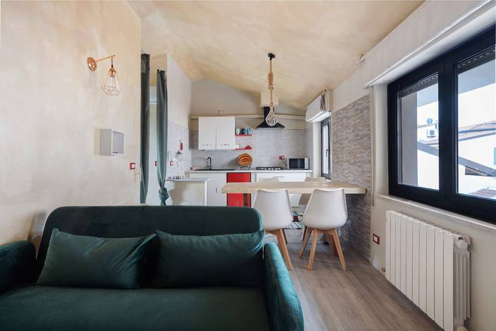 Appartement entier, Appartement "La Perla" avec terrasse privée, Wi-Fi et climatisation in Lido di Camaiore, Camaiore