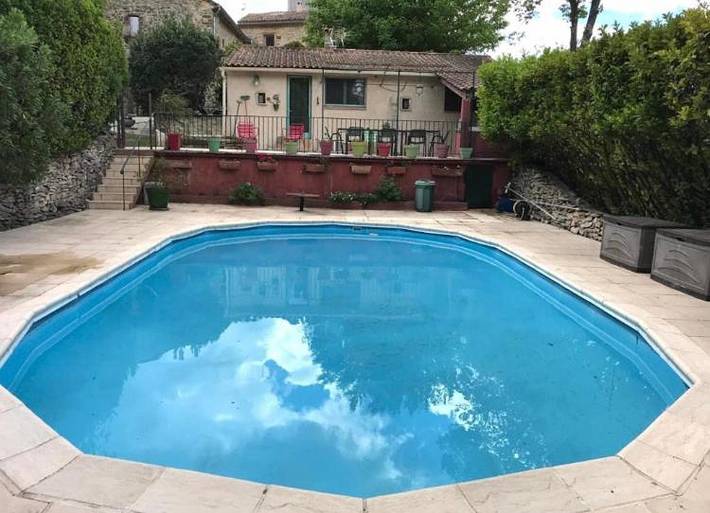Location de vacances pour 6 personnes, avec terrasse et piscine ainsi que vue et jardin à Saint-Jean-de-Ceyrargues - 2