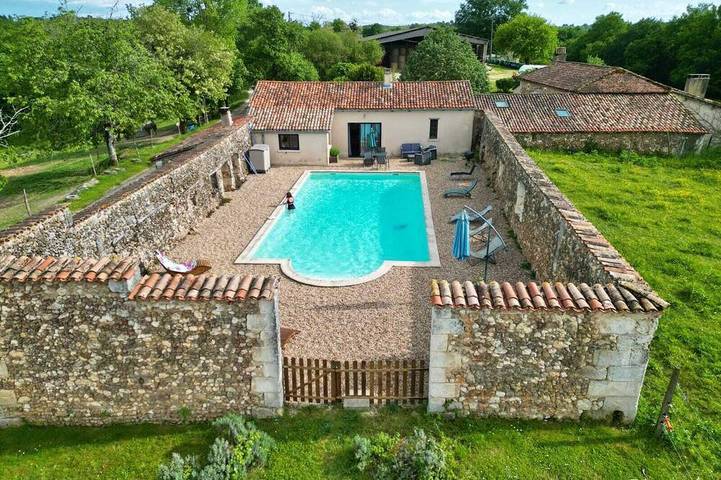 Location de vacances pour 4 personnes, avec Terrasse et Piscine à Bourrou
