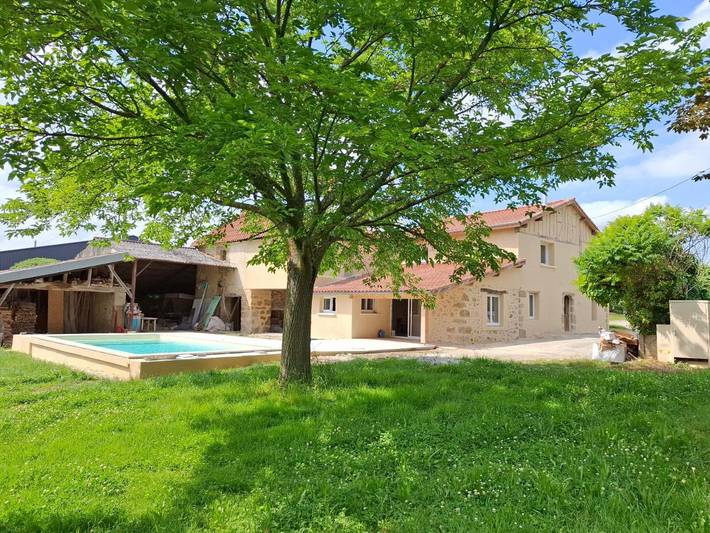 Gîte pour 10 personnes, avec vue ainsi que piscine et jardin, animaux acceptés à Montaut-les-Créneaux