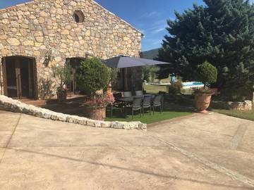 Gîte pour 2 personnes, avec piscine ainsi que vue et jardin à Ampus