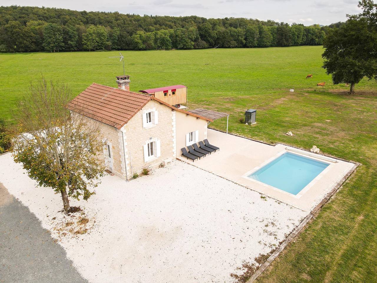 Charmante maison de vacances avec piscine privée in Hautefort, Périgord Noir
