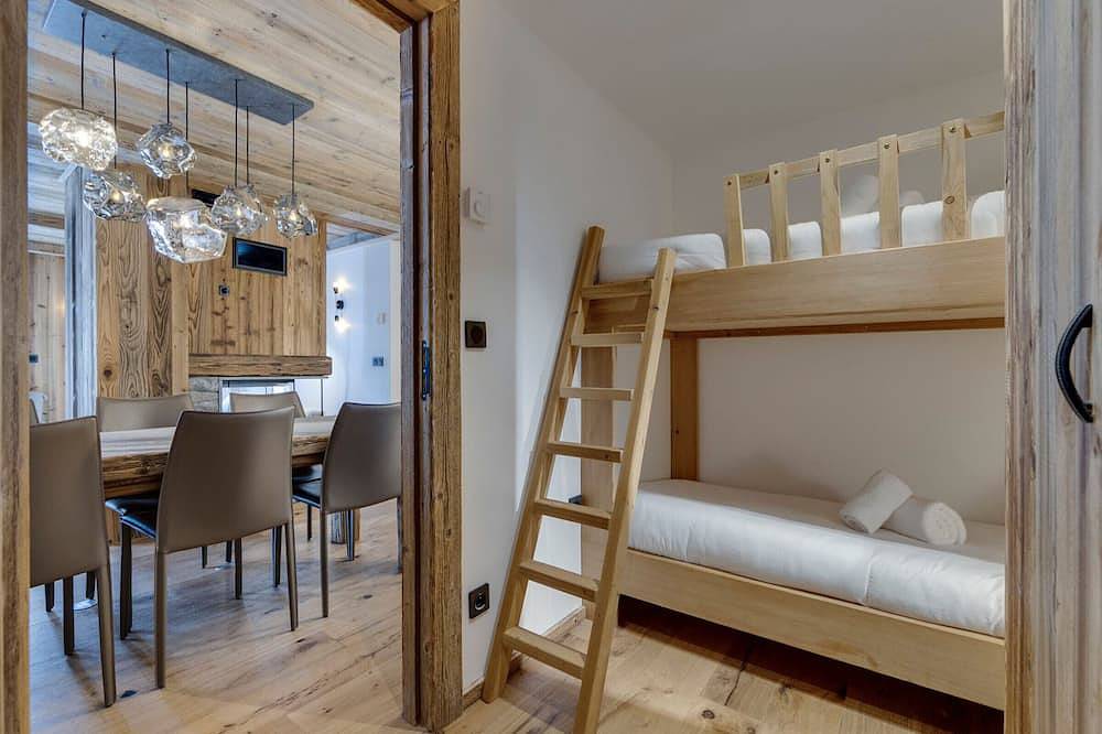 Entire apartment, Garden Apartment Near Fornet Slopes - Cozy, Modern, Ski Storage, Parking in Val-d'Isère, Ruitor Massif