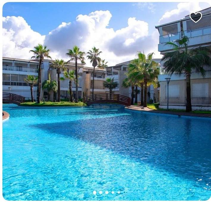 Appartement de vacances pour 5 personnes, avec piscine et jardin ainsi que vue et balcon