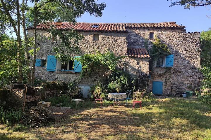 Gîte pour 6 personnes, avec terrasse et jardin, animaux acceptés à Campestre-et-Luc