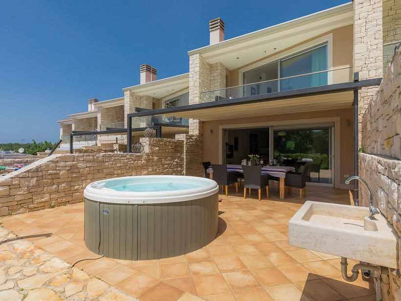 Holiday home with hot tub and sea view near the beach  in Umaška regija
