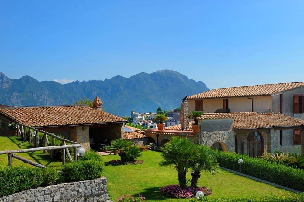 Villa de charme, piscine privée, grand jardin près de Ravello, parking sur demande in Pontone, Scala