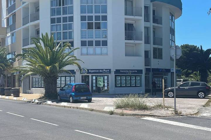 Entire apartment, Sunny 2 Bedroom apt on the Port with superb views, 10 mins walk to beach in Saint-Cyprien-Plage, Saint-Cyprien