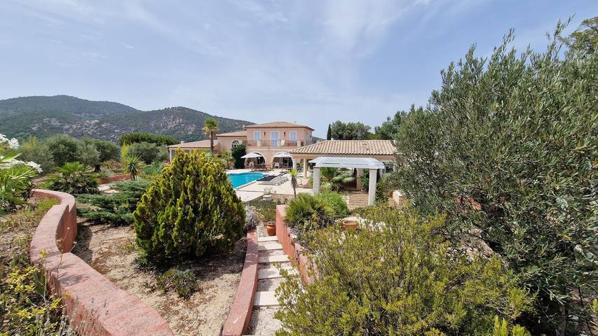 Gîte pour 25 personnes, avec jacuzzi et piscine