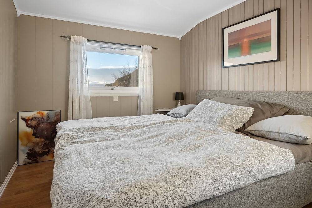 Countryside Holiday Home in Norwegian Fjord with Mountain Views & Serene Gardens in Bodø