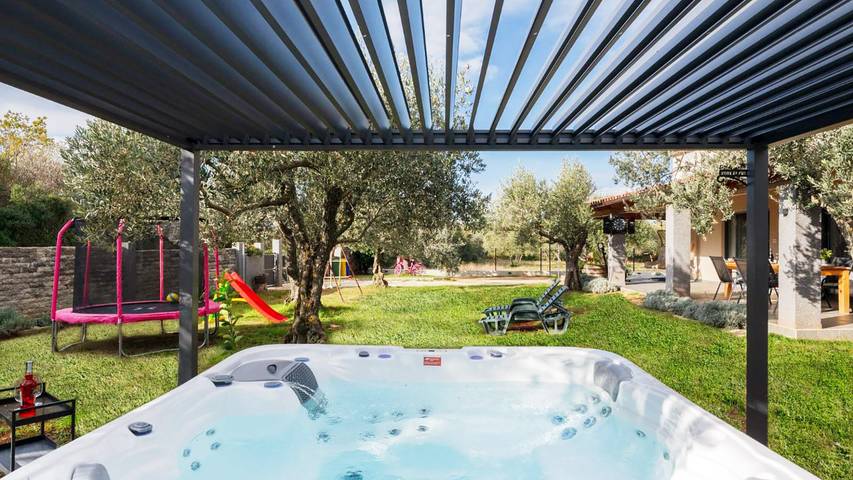 Villa für 6 Personen, mit Terrasse und Whirlpool sowie Garten in Fazana - 4
