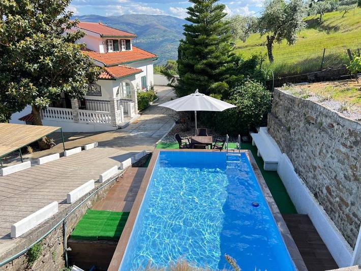 Location de vacances pour 11 personnes, avec vue et piscine ainsi que bassin pour enfant et jardin dans Mesão Frio