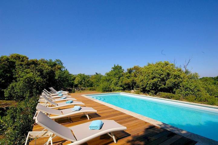 Vacation rental for 17 people, with yard, with pets in Luberon