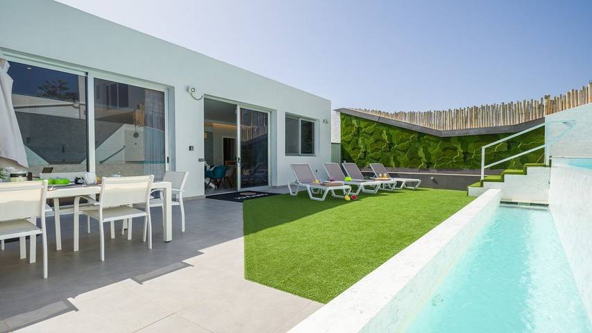 Holiday rental for 6 people, with pool and terrace as well as garden in Salobre