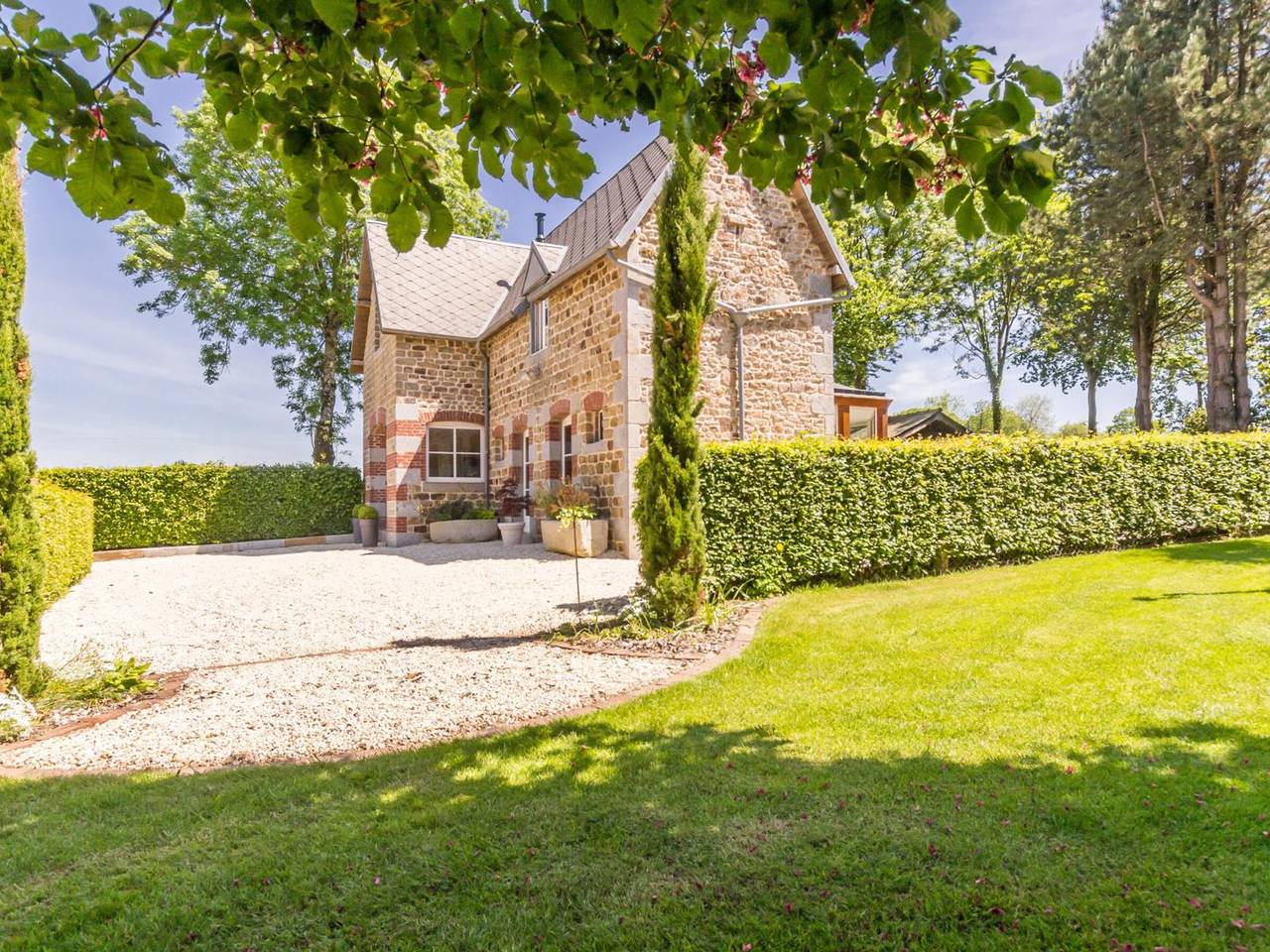 Encantadora casa de piedra en Villedieu con jardín in Villedieu-les-Poêles, Côte de la Déroute