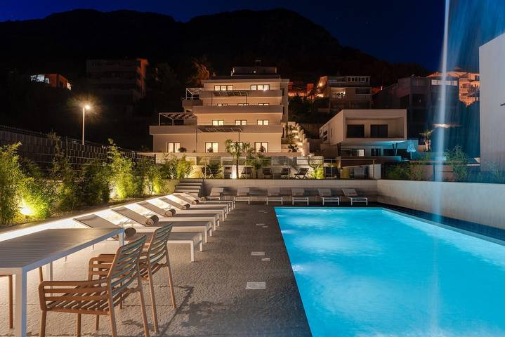 Ferienhaus für 22 Personen, mit Balkon/Terrasse und Meerblick sowie Garten und Pool in Omis