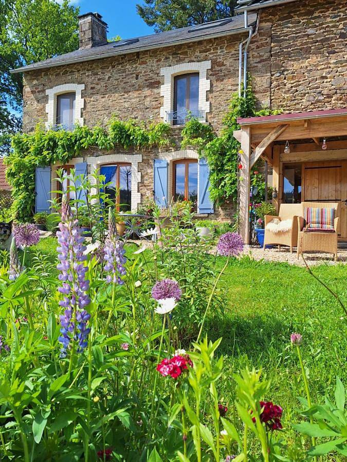 Location de vacances pour 4 personnes, avec jardin et vue, animaux acceptés à Sussac