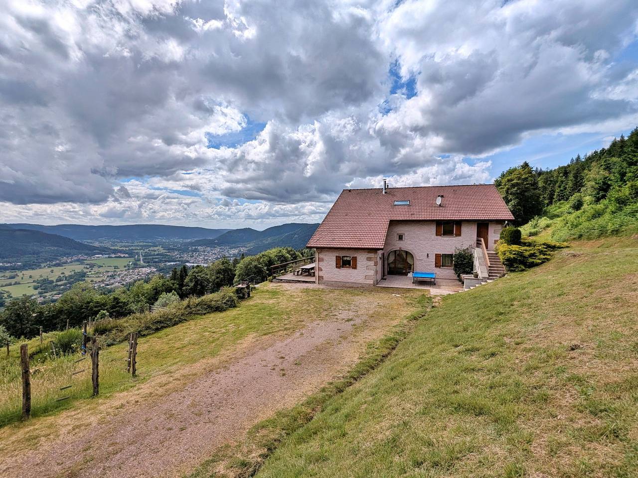 Geräumiges modernes Ferienhaus, 8 Pers, private Terrasse, Haustiere erlaubt, Wlan in Vagney, Regionaler Naturpark Belchen der Vogesen