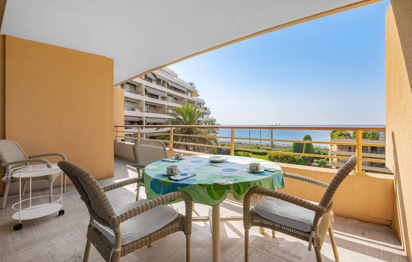 Entire holiday apartment, Beachside Apartment with AC, Dishwasher, Terrace & WiFi in Cannes La Bocca, Cannes