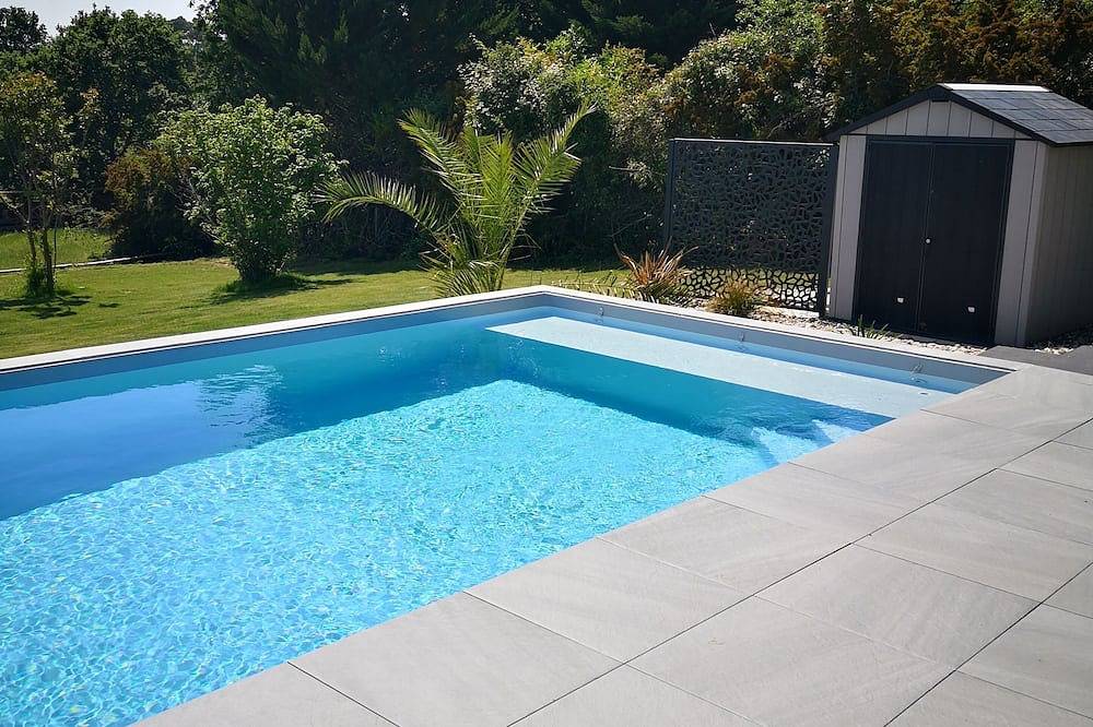 Maison climatisée vue sur Pyrénées avec piscine chauffée  et spa couvert in Vacquiers, Haute-Garonne