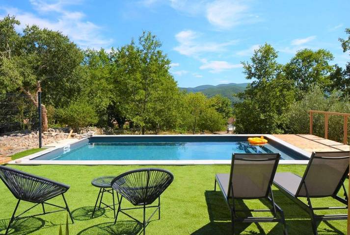 Maison de vacances pour 8 personnes, avec Balcon et Terrasse ainsi que Jardin et Piscine à Saint-Alban-Auriolles