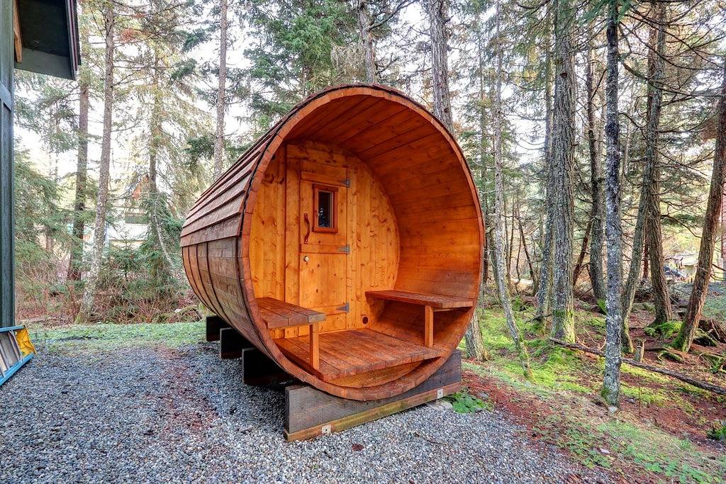 Stunning retreat near the slopes w/ private sauna, gas grill, & spacious deck in Girdwood, Anchorage