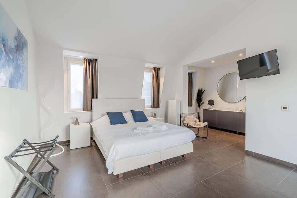 Entire apartment, Luxury two-room suite with balcony near city center in Bruges, West Flanders