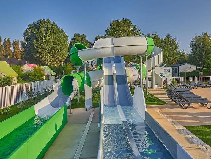 Camping Le Riva Bella  - Bungalow 4 personen - Mobilheim | Comfort | 2 Zi. | 4 Pers. | Erhöhte Terrasse | Klimaanlage | TV in Ouistreham, Caen und Umgebung