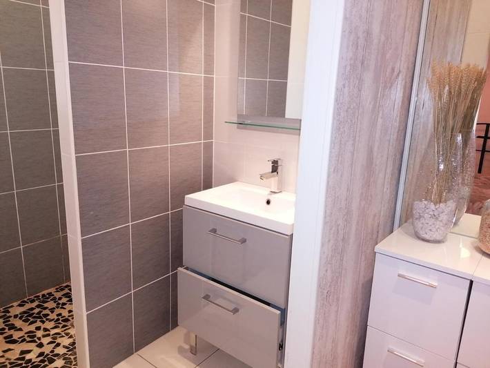 Gîte pour 2 personnes, avec piscine ainsi que bassin pour enfant et jardin, adapté aux familles dans Plan D Eau De La Cantache - 3