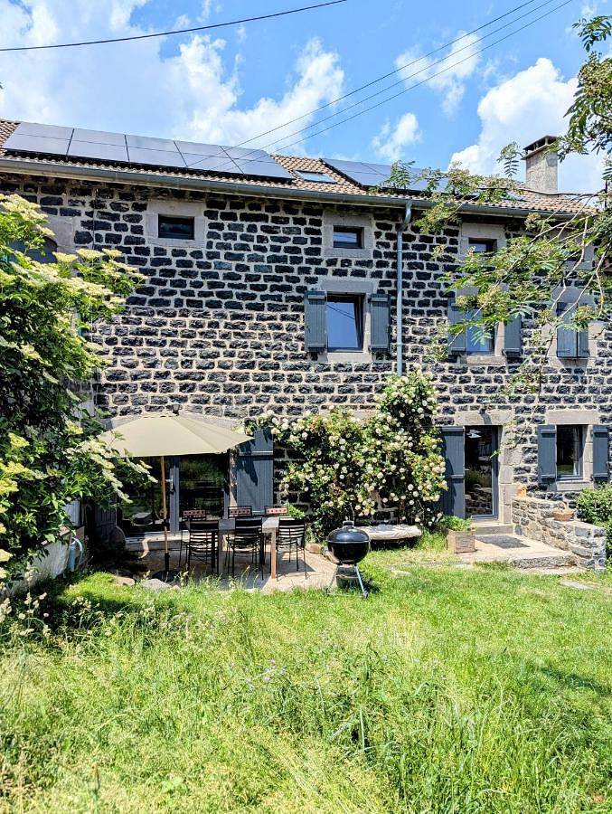 Location de vacances pour 10 personnes, avec jardin ainsi que vue et terrasse à Mazet-Saint-Voy