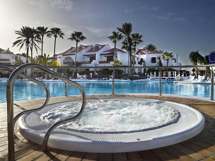 Apartamento para 4 personas, con Balcón y Jacuzzi además de Terraza y Jardín en Parque Santiago