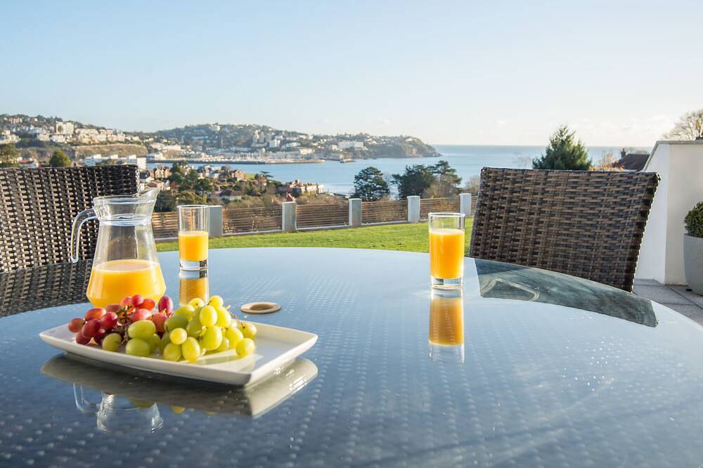 Entire apartment, Luxury Apartment - Sleeps 4 -  Spectacular Views with Private Pool and Hot Tub in Torquay, Torbay