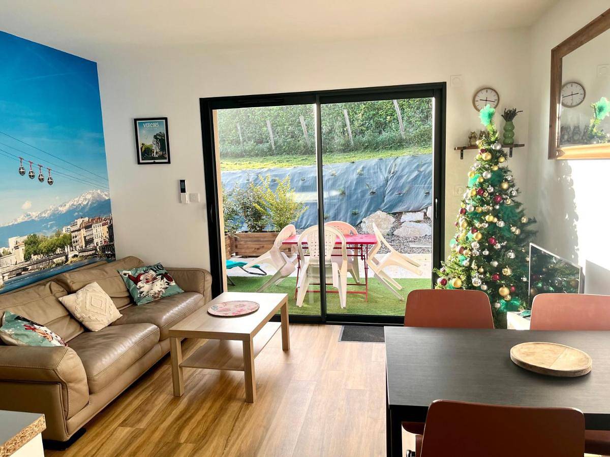 Appartement entier, Gîte Le Parmé' nid 3 lits parking privé terrasse in Beaucroissant, Isère