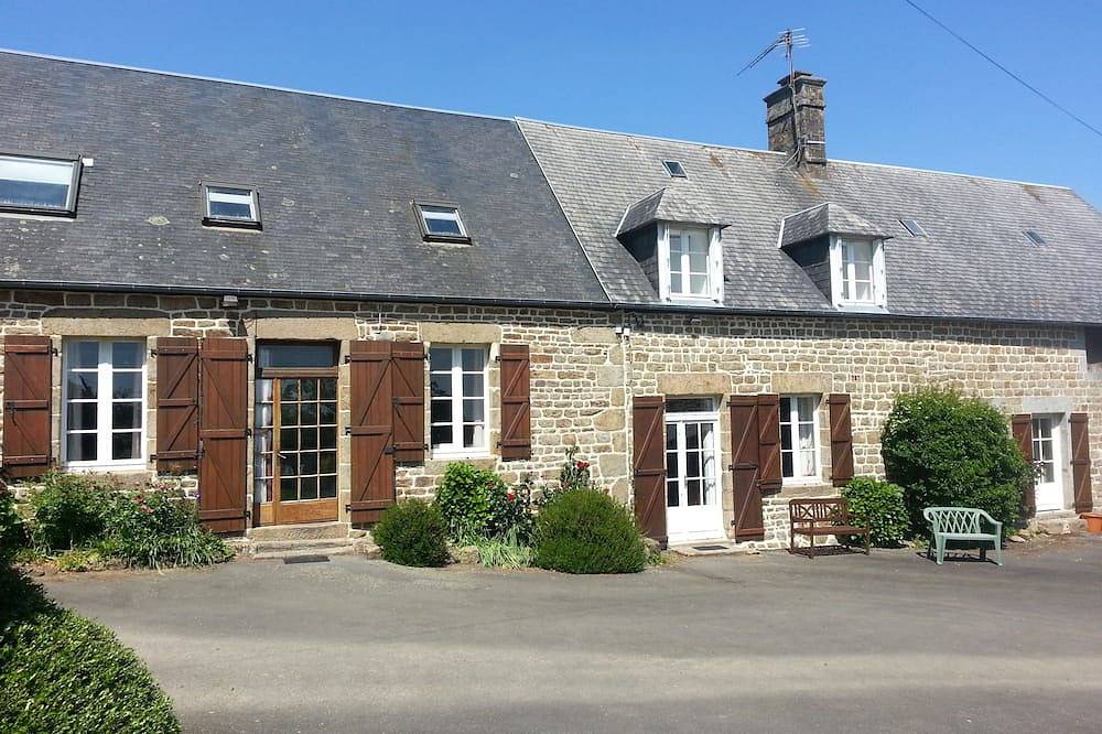 Gîte Tout Confort rural de caractère avec Piscine Privée, Terrasse & Jardin in Saint-Georges-de-Reintembault, Fougères-Vitré