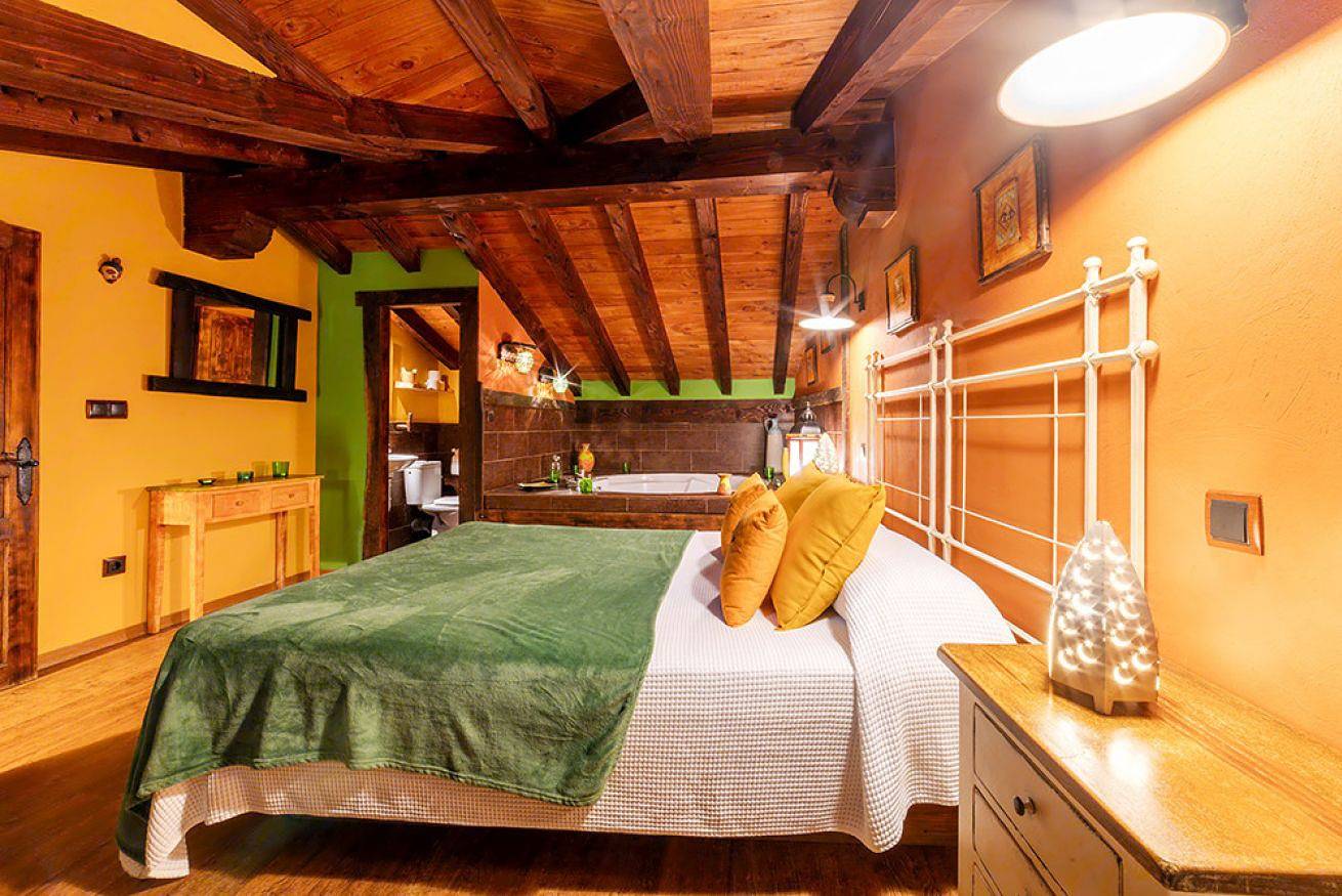 Entire apartment, Apartment 5. Suite 2 bedrooms, 2 bathrooms, round Jacuzzi and fireplace in Enterría, Camaleño