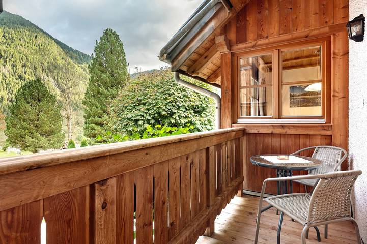 Ganze Wohnung, Apartment 'Zirm' mit Bergblick, gemeinsamer Terrasse und WLAN in Antholz, Rasen-Antholz