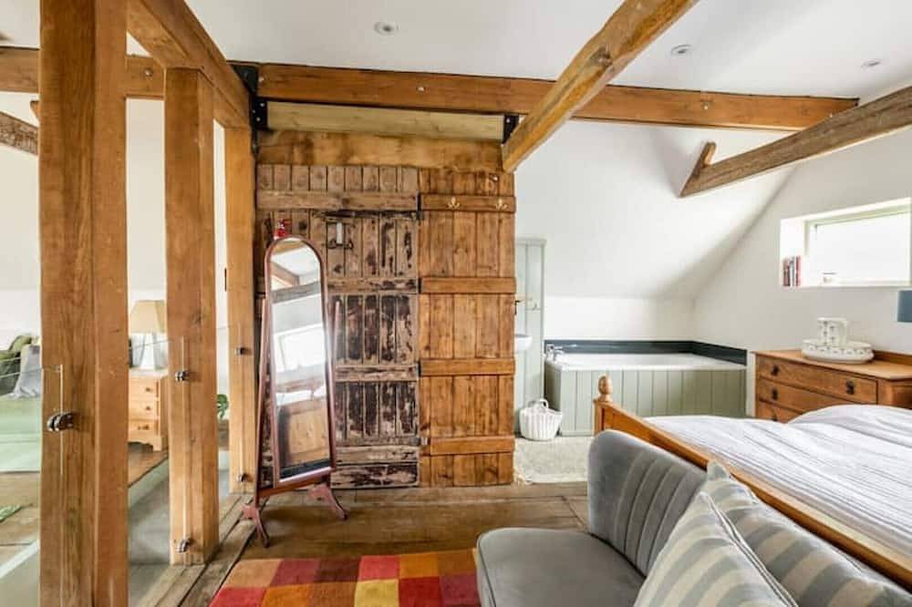 Idyllic 2- Bedroom barn with amazing views in Newenden, Ashford region