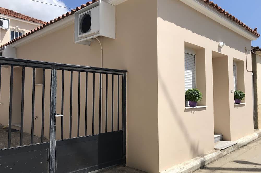 Legacy House at the Square, Beaches /Boat excursions 5-25 min away in Limnos