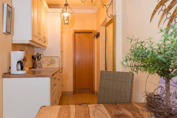 Ganze Wohnung, Fewo kl 25m2 Ostsee-App hellhörig ,zentral Hunde willkommen Terrasse  50m zum Strand in Scharbeutz, Ostholstein