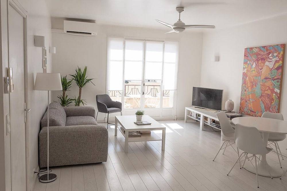 Appartement entier, New ! 2 Pieces Design,  Centre ville, 200 m plages, climatisé in Menton, Région de Nice