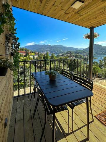 Gîte pour 3 personnes, avec piscine et jardin ainsi que vue et terrasse dans Rio Caldo