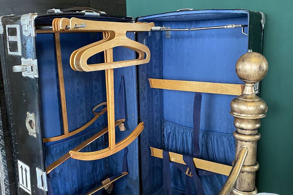 Gleis 1, Eisenbahn Waggon mit Whirlpool und Ofen. in Dahlem, Rureifel (Nordrhein-westfalen)