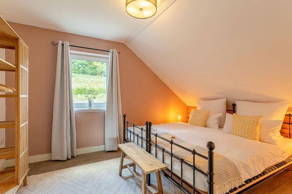 Spacious Home Sauna, Hot Tub, Pool, Patio, Bbq in Hohenfels-Essingen, Vulkaneifel