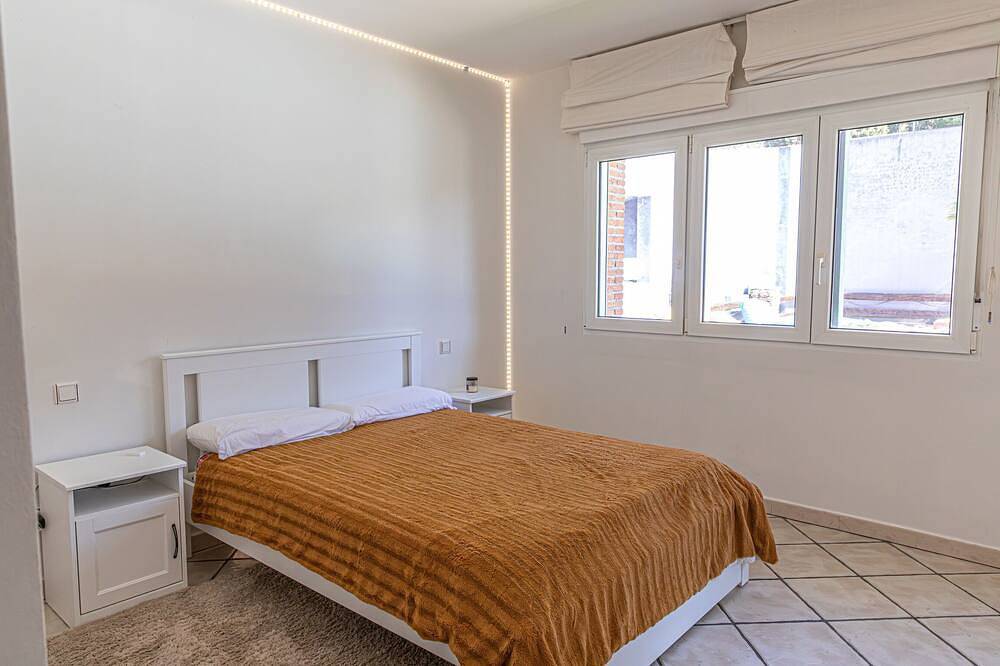 Luxury Villa Near Madrid - Pool, Cinema, Mountain Views & La Pedriza in Soto del Real, Área Metropolitana de Madrid