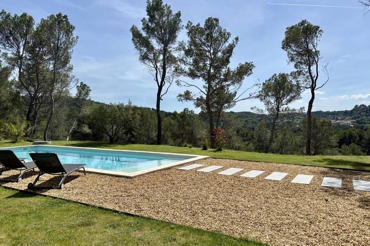 Location de vacances pour 7 personnes, avec jardin ainsi que piscine et terrasse à Rognes