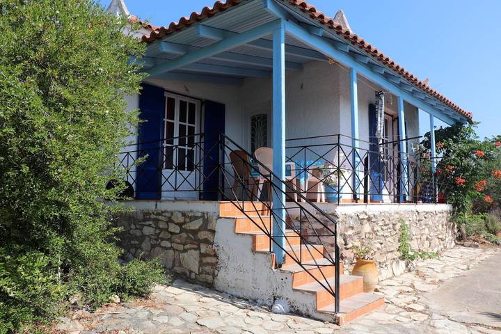 Ferienhaus für 5 Personen, mit Terrasse und Garten in Περούλια