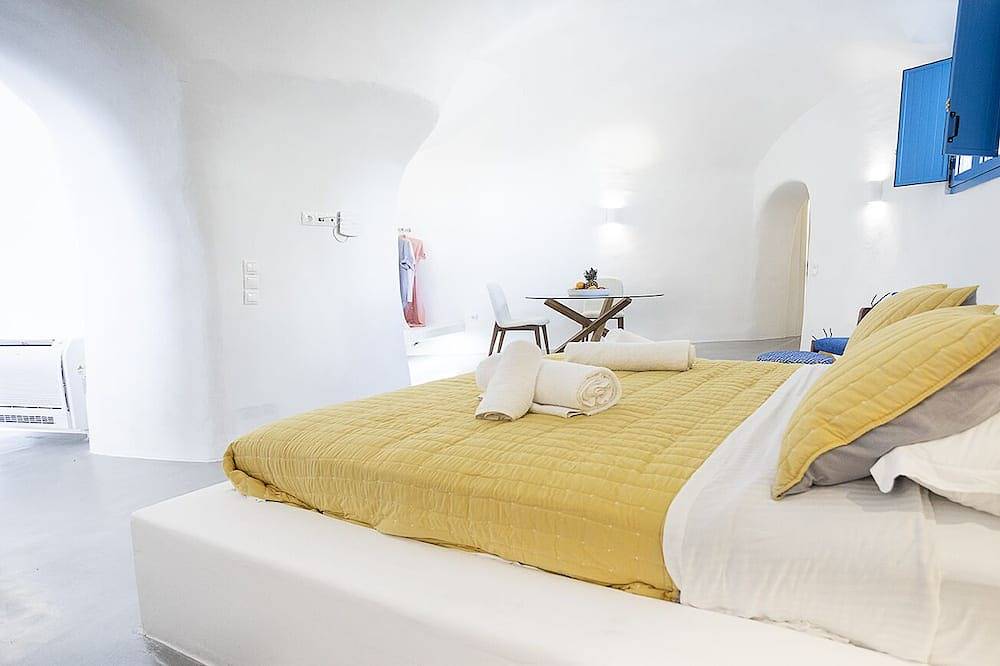 Entire apartment, Anna's Cave suite with Indoor and Outdor  Jacuzzi and Sea view. in Firostefani, Thera