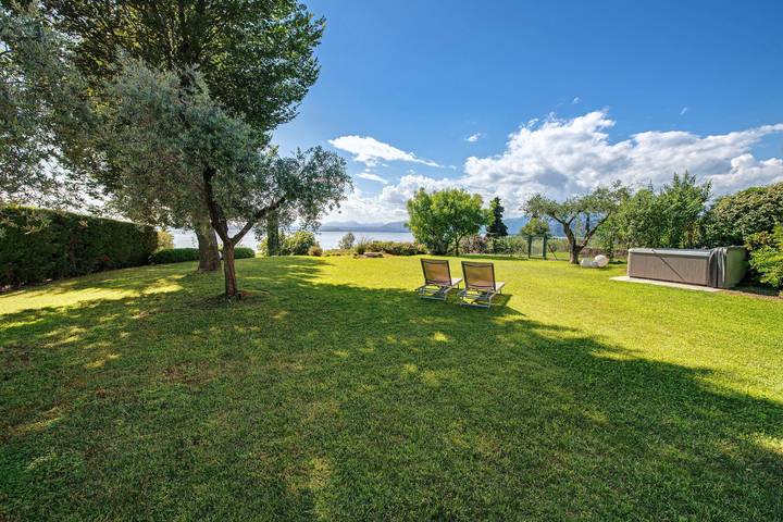 Villa 'Con Vista Mozzafiato Sul Lago' con vista lago, Wi-Fi e aria condizionata in Cisano, Bardolino
