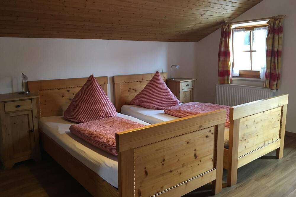Ganze Wohnung, Ferienwohnung 1 für 2 Personen (42 qm, Og) in Weisham, Bernau am Chiemsee